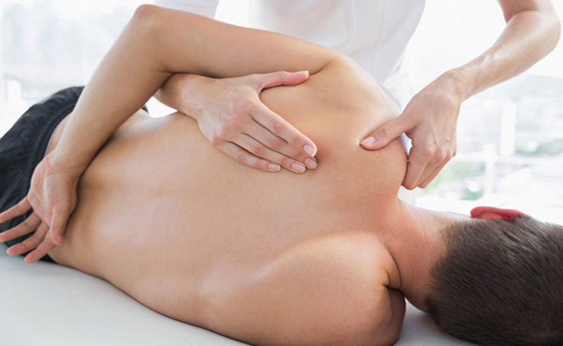 huong-dan-massage-lung-bang-phuong-phap-bam-huyet